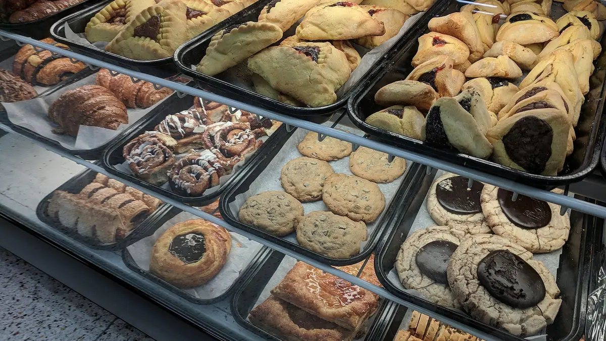 Alex's Bakery – bakery in Ellesmere Port town centre